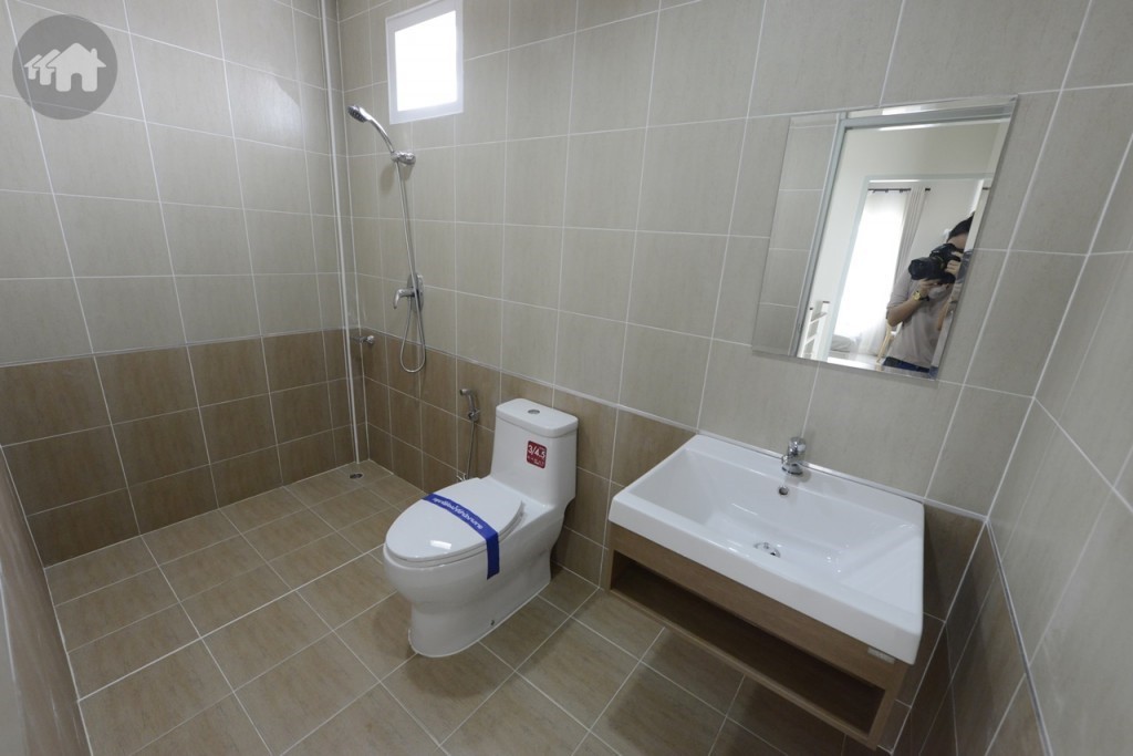 ห้องน้ำชั้นบน ขนาดกว้างกว่าชั้นล่าง สุขภัณฑ์ของ KARAT และ COTTO หรือเทียบเท่า