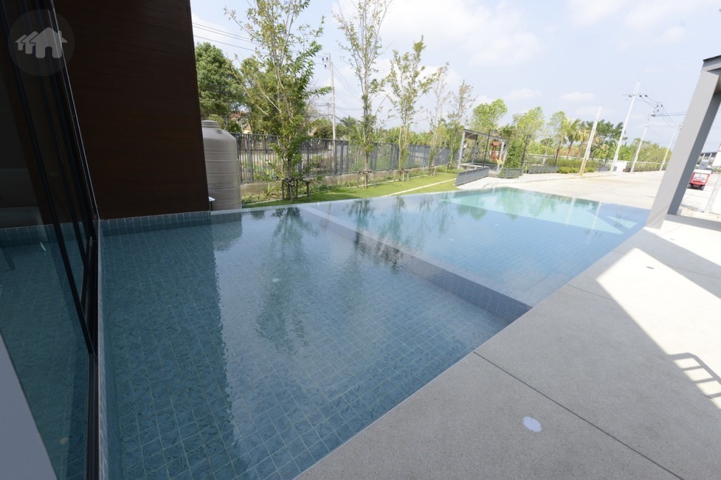 สระว่ายน้ำอยู่ด้านหน้าสโมสร