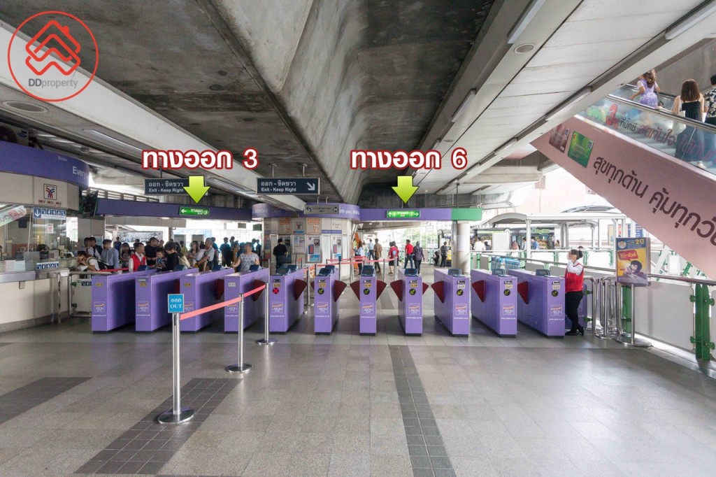 หากต้องการเดินออกกำลังก็สามารถเดินออกบริเวณทางออก 6 ข้ามแยกอโศก-สุขุมวิท แล้วลงบันไดทางซ้าย เดินเข้า ถ.อโศกมนตรี เพียง 2 นาทีก็ถึงโครงการ หรือจะเดินลงบันไดเลื่อนผ่านทางรถไฟฟ้า MRT สถานีสุขุมวิท ก็ได้เช่นกัน