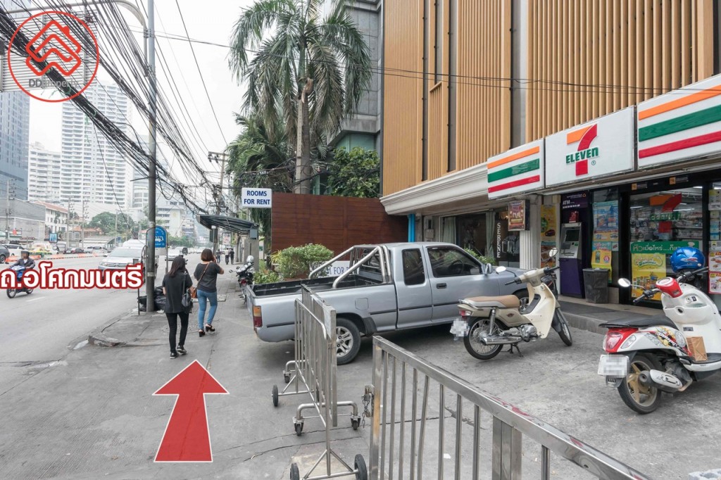 เดินตรงมาเรื่อยๆ ตาม ถ.อโศกมนตรี ผ่าน ซ.คาวบอย จะเจอร้าน 7-Eleven