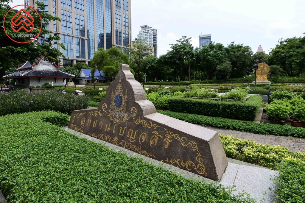 อุทยานเบญจสิริ สวนสาธารณะขนาด 29 ไร่ ที่เน้นพื้นที่โล่งเขียวขจี เปิดให้เห็นความงามของท้องฟ้าถึง 70% เป็นแหล่งรวบรวมของพันธุ์ไม้มากมาย รวมทั้งประติมากรรมจากศิลปินชื่อดัง นอกจากนี้ยังมีสนามเด็กเล่น การแสดงน้ำพุดนตรี ธรรมะในสวน ดนตรีในสวน และลานกีฬา เปิดทุกวัน เวลา 05.00-21.00 น. ตั้งอยู่ริม ถ.สุขุมวิท ระหว่าง ซ.สุขุมวิท 22-24 ห่างจากโครงการประมาณ 1.4 กิโลเมตร