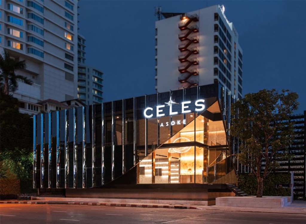 Sale Office ตกแต่งด้วย Fin ซึ่งเป็นสแตนเลสสตีล ภายนอกอาคารเช่นเดียวกับตัวอาคารจริง