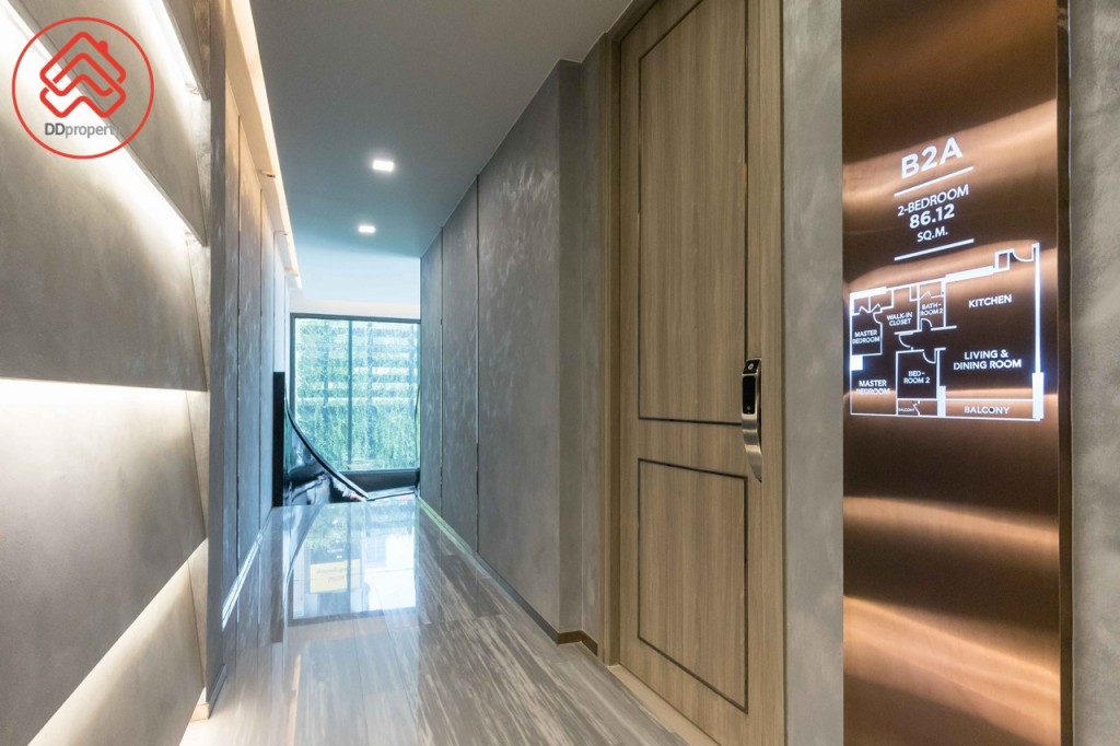 ประตูเข้าห้องขนาดใหญ่ กว้าง 90 เซนติเมตร สูง 2.50 เมตร