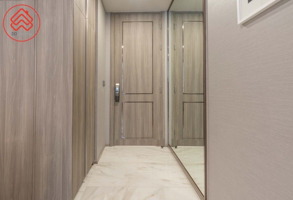 โซนหน้าห้อง ทางเดินกว้างประมาณ 1.30 เมตร เดินเข้า-ออกสะดวก พื้นปู Porcelain tile