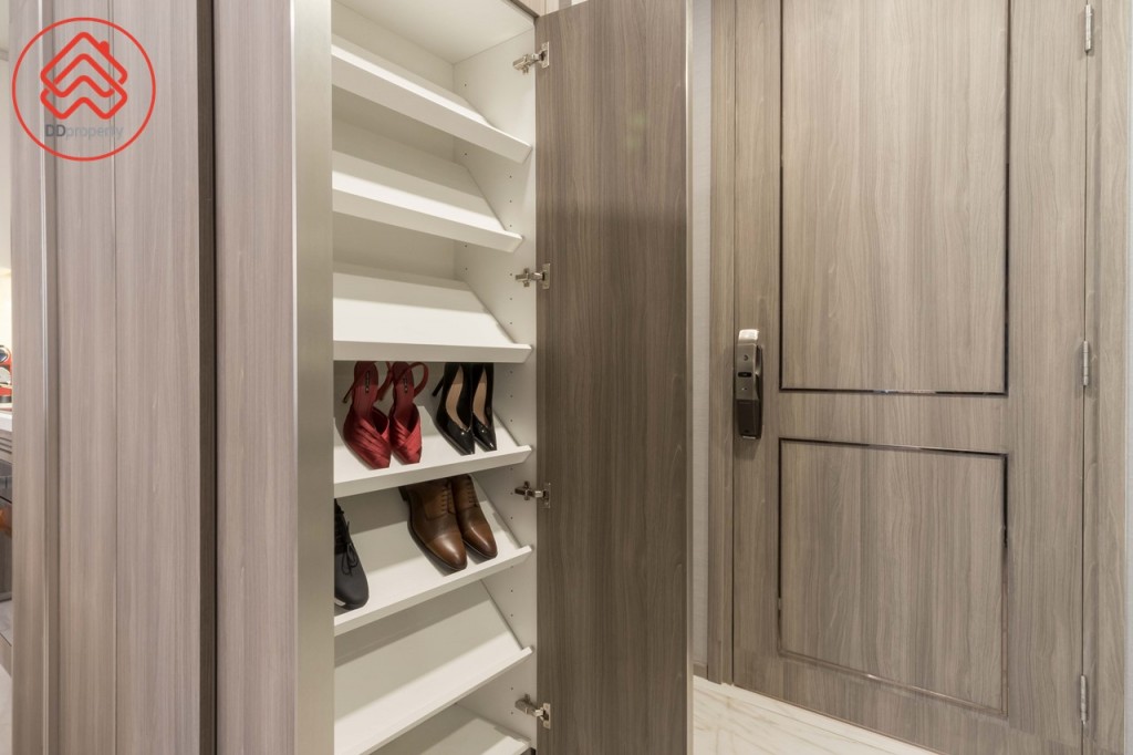 ด้านข้างเป็นตู้เก็บรองเท้าบิลท์อิน สูงจรดเพดาน