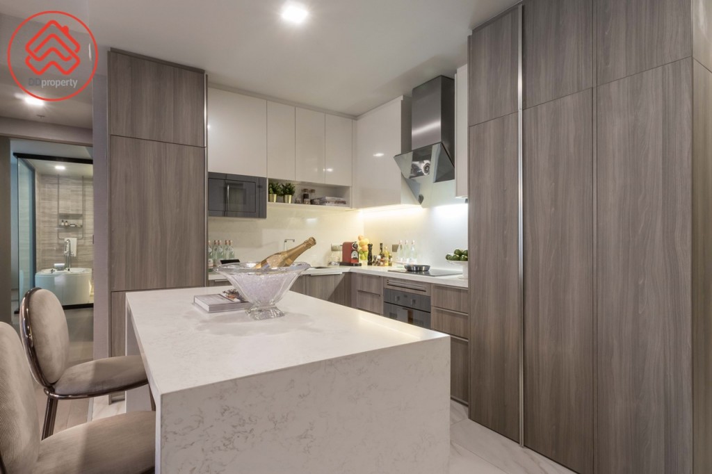 ห้องครัวขนาดใหญ่ มาพร้อมตู้ครัวบิลท์อินขนาดใหญ่บน-ล่าง อุปกรณ์ครบครัน และมีพื้นทีเตรียมอาหาร Kitchen Island ตัว Top เป็น Composite Stone 