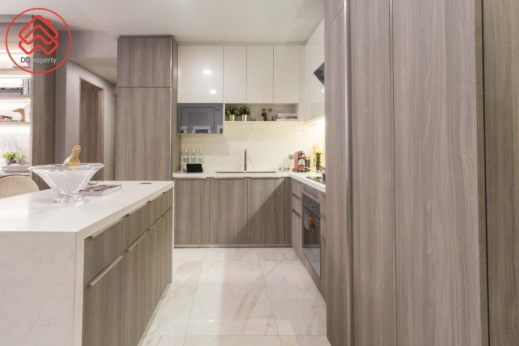 ทางเดินกว้างประมาณ 1.25 เมตร เดินเข้า-ออกสะดวก พื้นปู Porcelain tile