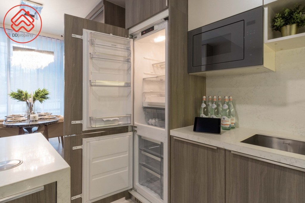 พิเศษด้วยตู้เย็นบิลท์อินทุกยูนิต ด้านข้างติดตั้งเตาไมโครเวฟของ Gorenje ทางเดินส่วนนี้กว้างประมาณ 85 เซนติเมตร 