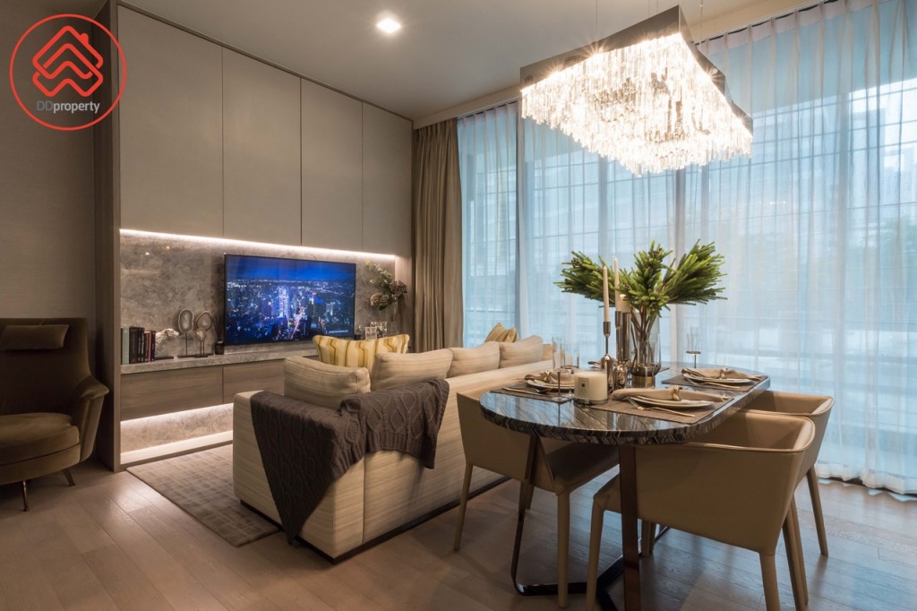 ห้องนั่งเล่นเชื่อมต่อกับห้องรับประทานอาหาร พื้นปู Engineered wood 