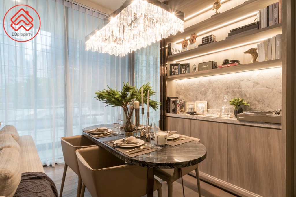 ห้องรับประทานอาหาร วางเก้าอี้ได้ถึง 4 ตัว มีมุมวางของตกแต่งด้านข้าง