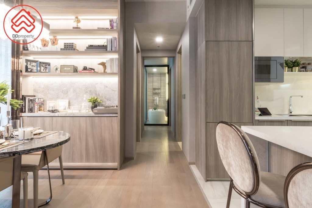 ทางเดินเชื่อมเข้าสู่ห้อง Master bedroom กว้างประมาณ 1 เมตร ด้านซ้ายเป็นห้องนอนเล็ก ด้านขวาเป็นห้องน้ำ