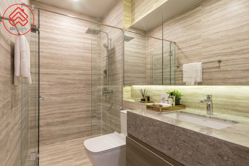 ฝั่งตรงข้ามเป็นห้องน้ำ อุปกรณ์ครบครัน พื้นและผนังปูกระเบื้อง Cotto Italia พื้นห้องน้ำดร็อปจากพื้นห้องประมาณ 2 เซนติเมตร