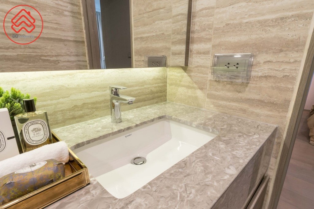 อ่างล้างหน้าของ Duravit ก๊อกน้ำของ Hansgrohe ด้านข้างติดตั้งปลั๊กไฟพร้อมที่กันน้ำให้เรียบร้อย ตัวเคาน์เตอร์อ่างล้างหน้าเป็นหินอ่อน