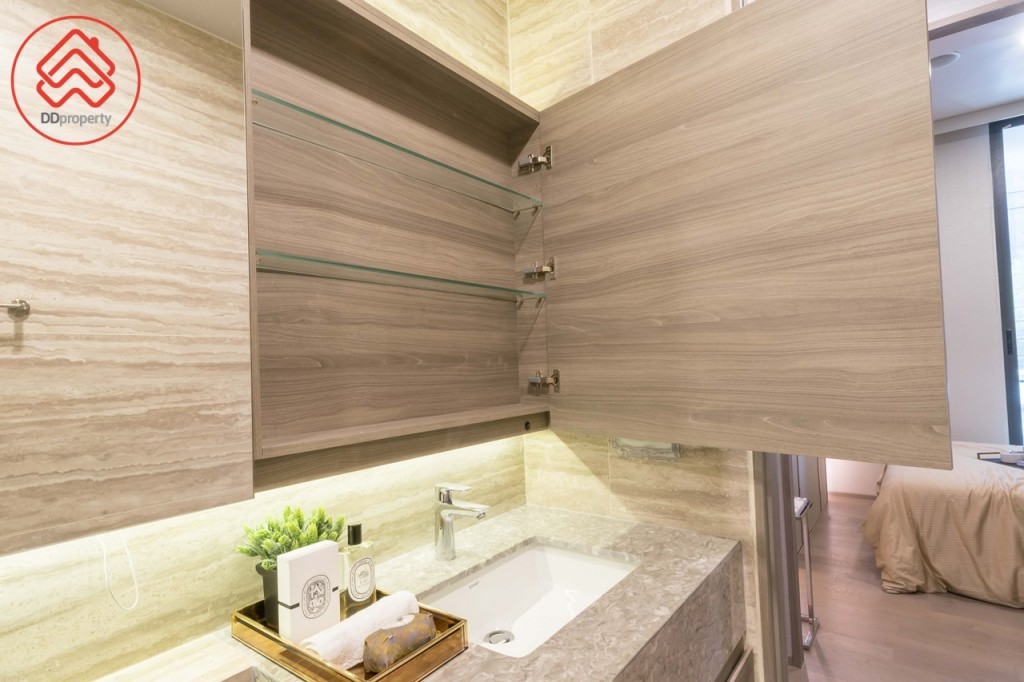 ด้านบนเป็นกระจกและตู้บิลท์อินเก็บเครื่องใช้ในห้องน้ำ