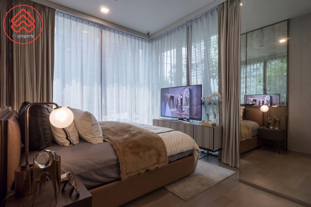 มาต่อกันที่ Master bedroom วางเตียงขนาด 6 ฟุต ได้สบาย ๆ ปลายเตียงมีพื้นที่สำหรับวางชั้นวางโทรทัศน์ ห่างจากปลายเตียงประมาณ 60 เซนติเมตร 