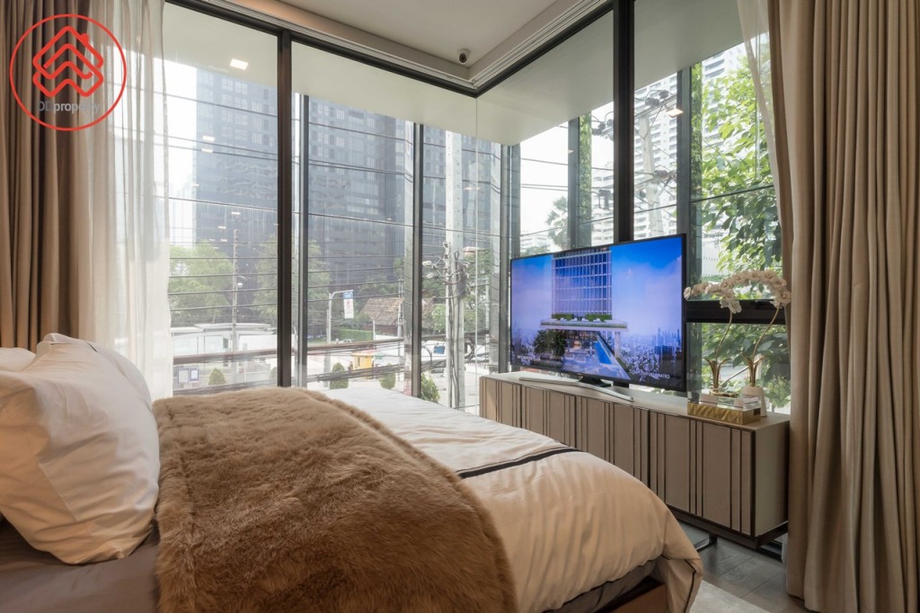 เปิดรับวิวได้มากขึ้นด้วยผนังกระจกเข้ามุมที่เปิดรับวิวถึง 2 ด้าน พร้อมติดตั้งผ้าม่านให้เรียบร้อย