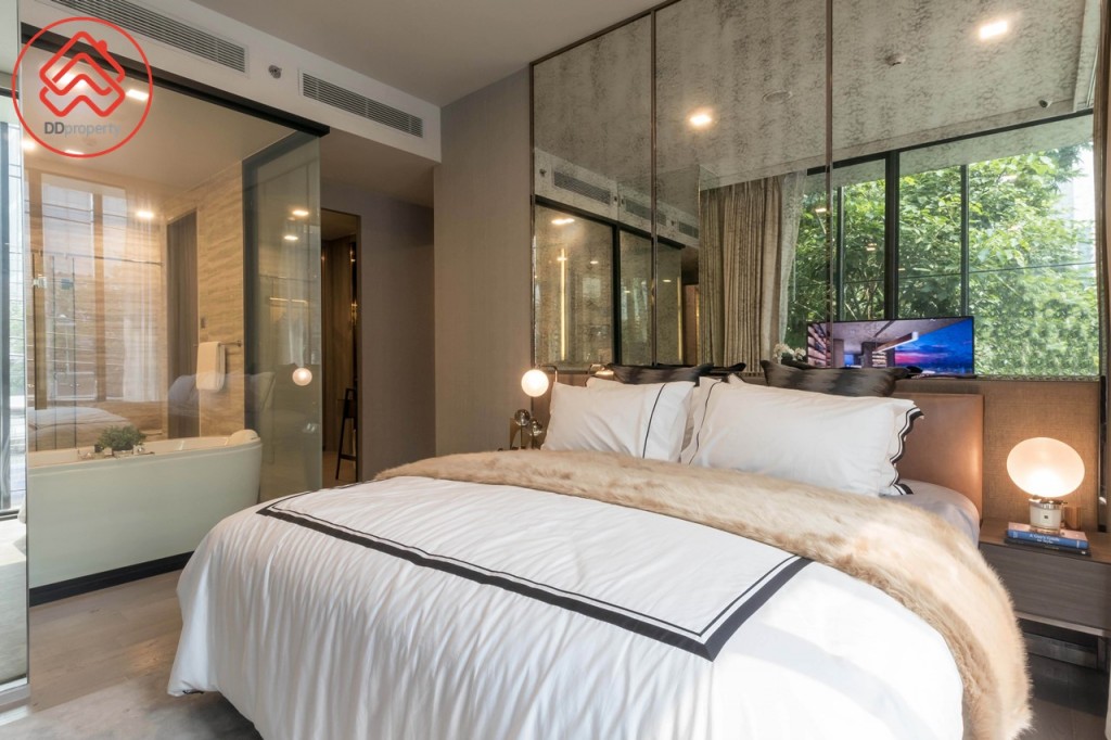 ข้างเตียงอีกด้านกว้างประมาณ 1.50 เมตร เชื่อมต่อกับ Walk-in closet และห้องน้ำ