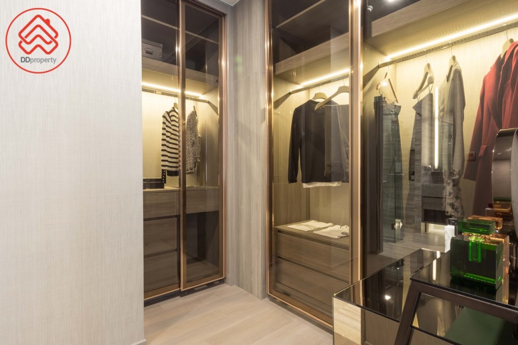 Walk-in closet มาพร้อมตู้เสื้อผ้าบิลท์อินประตูบานกระจกหรูหรา