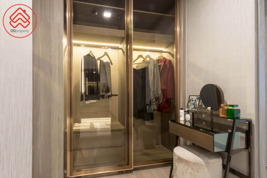 มีพื้นที่สำหรับวางโต๊ะเครื่องแป้งเอาใจคุณผู้หญิง