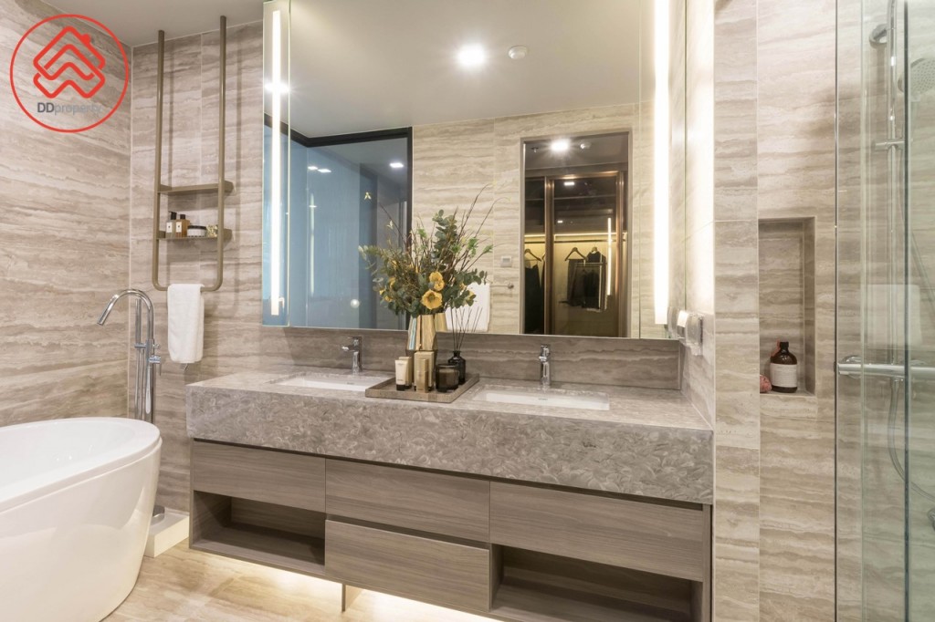 เชื่อมต่อกับห้องน้ำขนาดใหญ่อุปกรณ์ครบครัน พื้นห้องน้ำดร็อปจากพื้นห้องประมาณ 2 เซนติเมตร 