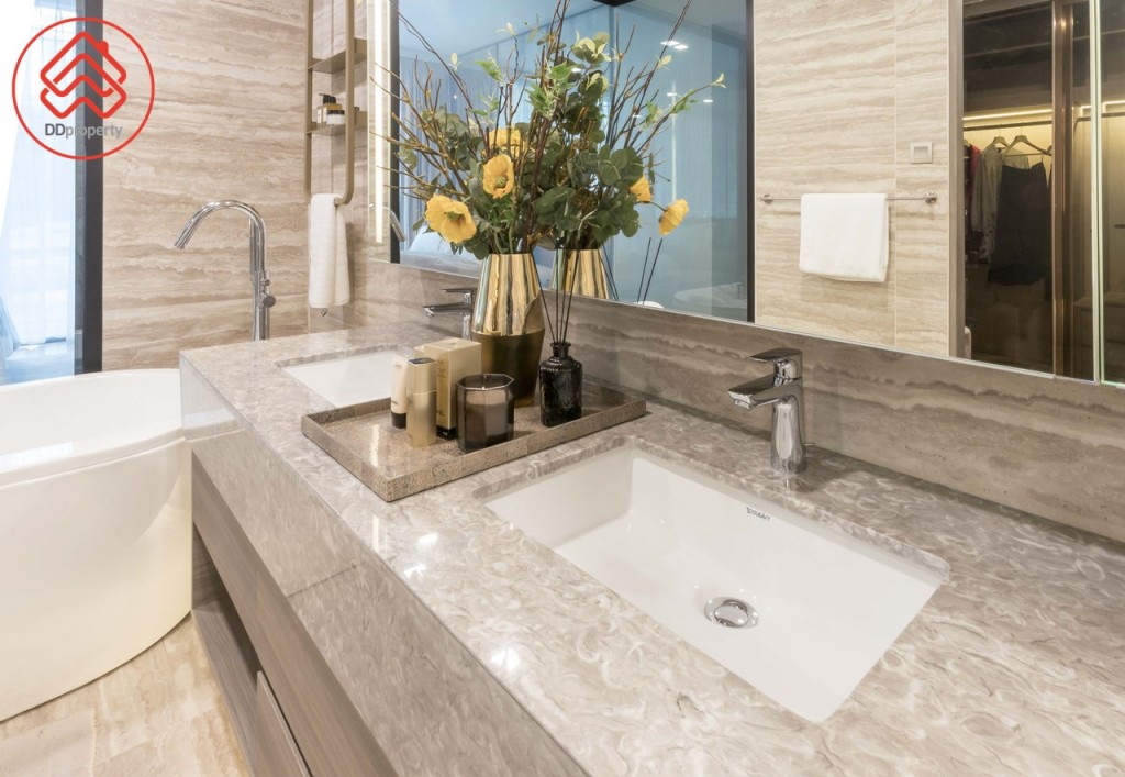 อ่างล้างหน้าถึง 2 อ่าง ของ Duravit และก๊อกน้ำของ Hansgrohe ด้านล่างเป็นชั้นวางเครื่องใช้ในห้องน้ำ ตัว Top เคาน์เตอร์เป็นหินอ่อน