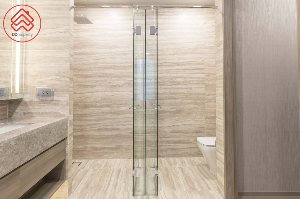 แบ่งสัดส่วนระหว่างห้องสุขาและพื้นที่อาบน้ำชัดเจนด้วยประตูกระจกบานสวิง พื้นส่วนดร็อปจากพื้นห้องน้ำประมาณ 2 เซนติเมตร