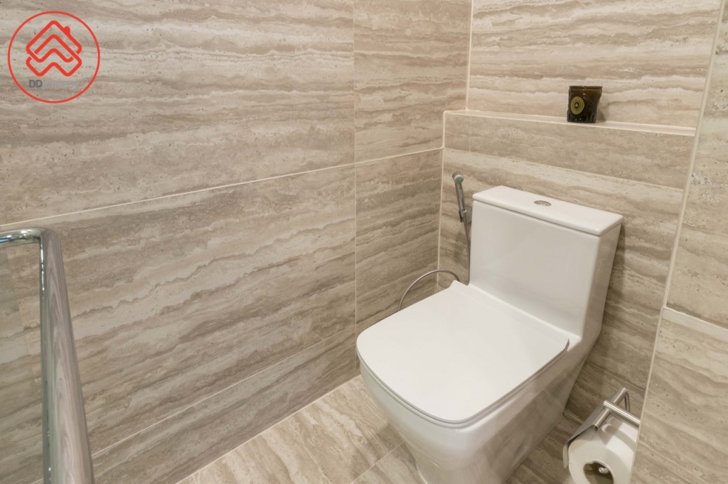 โถสุขภัณฑ์ของ Duravit พร้อมสายฉีดชำระและที่ใส่กระดาษชำระ