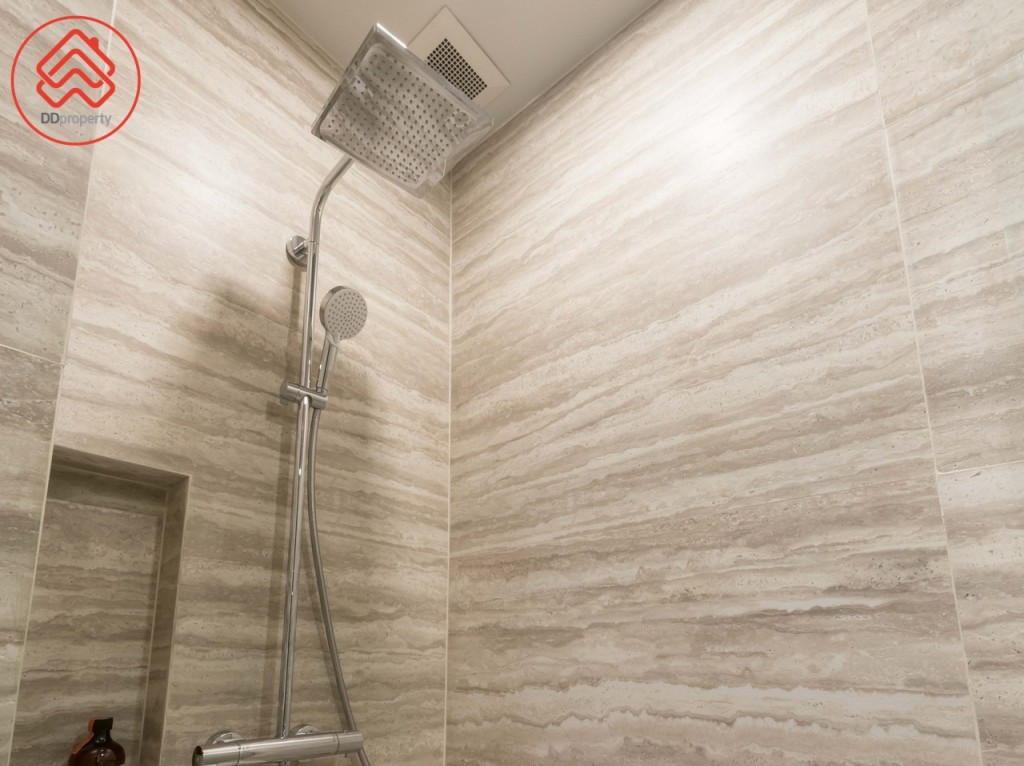 ฝักบัว และ Rainshower ของ Hansgrohe ด้านข้างเจาะเป็นช่องวางอุปกรณ์อาบน้ำ