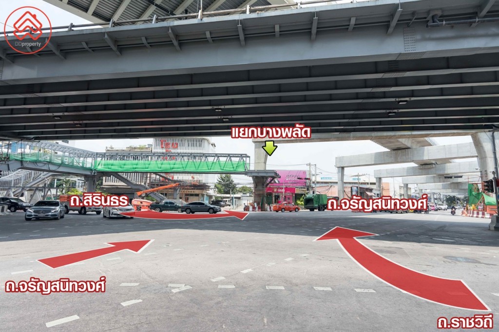 จากแยกบางพลัด ซึ่งเป็นจุดตัดของ ถ.จรัญสนิทวงศ์ ถ.ราชวิถี และ ถ.สิริธร ให้ตรงไปตาม ถ.จรัญสนิทวงศ์ มุ่งหน้าสะพานพระราม 7