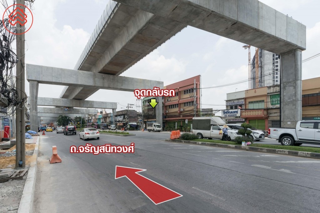 หากตรงมาจากแยกบรมราชชนนี สามารถลอดอุโมงค์โดยไม่ต้องรอสัญญาณไฟ แต่หากมาจาก ถ.จรัญสนิทวงศ์ มุ่งหน้าแยกบางพลัด จะมีที่กลับรถอยู่ใกล้แยก