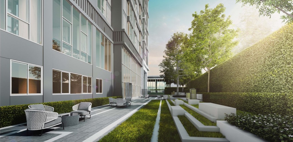 ด้านข้างตกแต่งเป็นสวนและพื้นที่นั่งพักผ่อน