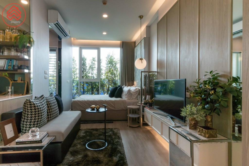 เข้ามาภายในห้อง ตกแต่งแบบ Open Space เชื่อมต่อห้องนั่งเล่นกับห้องนอน โปร่งโล่งด้วยเพดานสูงถึง 2.75 เมตร พื้นปูลามิเนตหนา 12 มิลลิเมตร