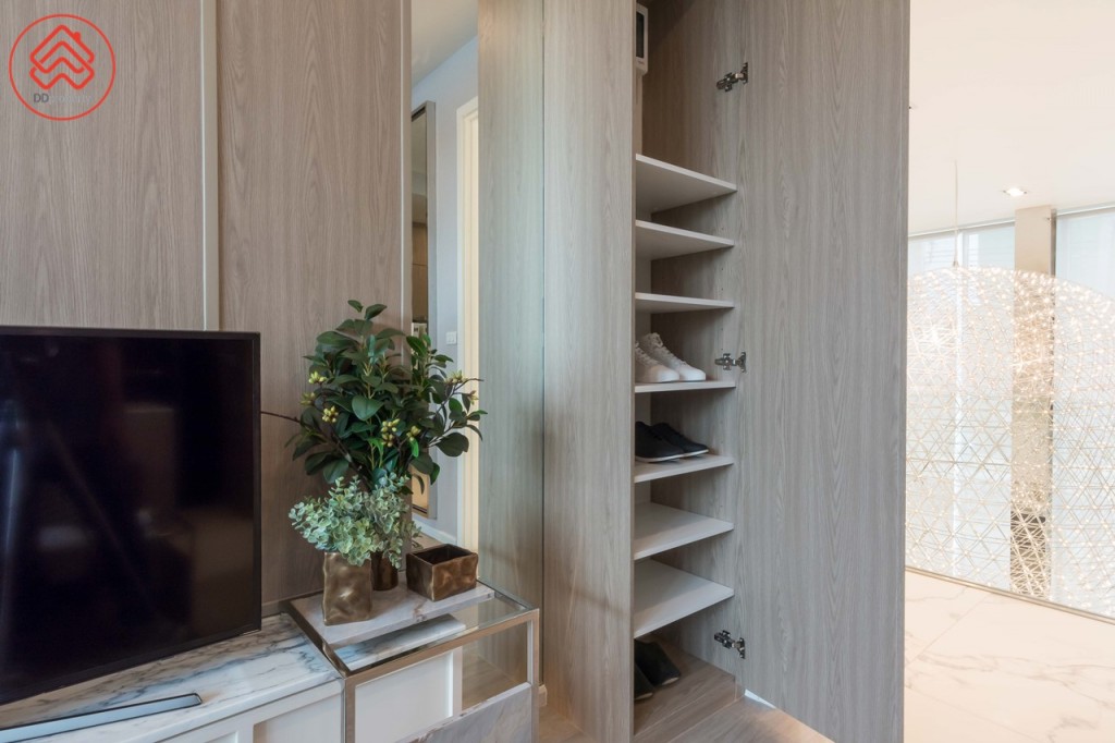 ด้านหน้าห้องมาพร้อมกับตู้วางรองเท้าและเก็บของบิลท์อิน