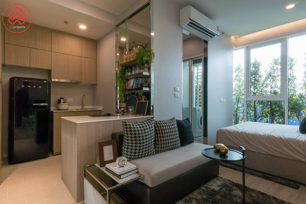 ตรงข้ามเป็นมุมโซฟา ห่างจากชั้นวางโทรทัศน์ประมาณ 1.45 เมตร ด้านหลังเชื่อมต่อกับห้องครัว