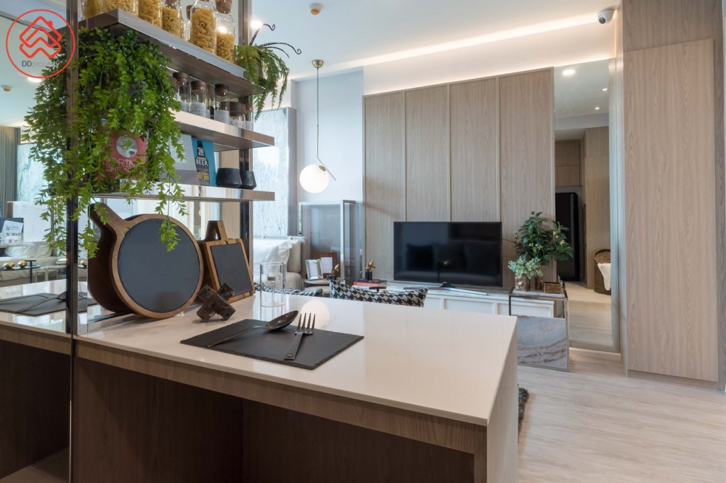 Kitchen Island ตัว Top เป็นหินเทียมสีขาว ที่ออกแบบสำหรับเป็นพื้นที่เตรียมอาหาร และรับประทานอาหาร แล้วดูโทรทัศน์ไปพร้อมกันได้