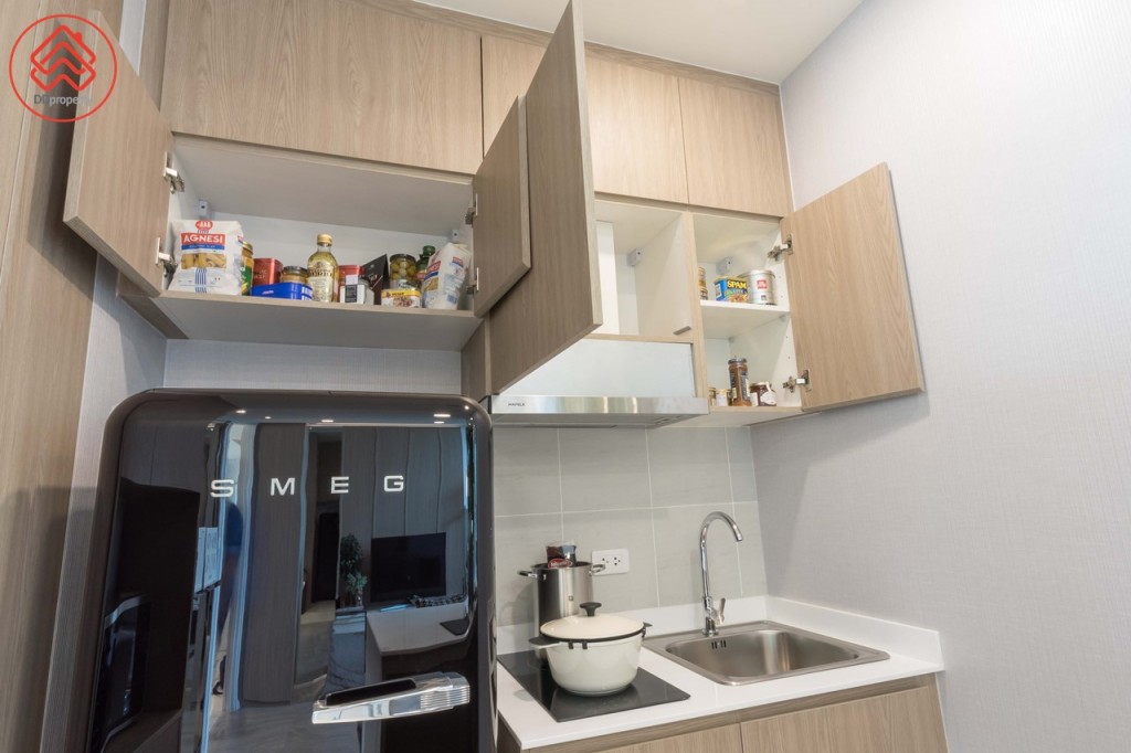 ตู้ครัวบิลท์อินด้านบนเก็บของได้หลากหลาย