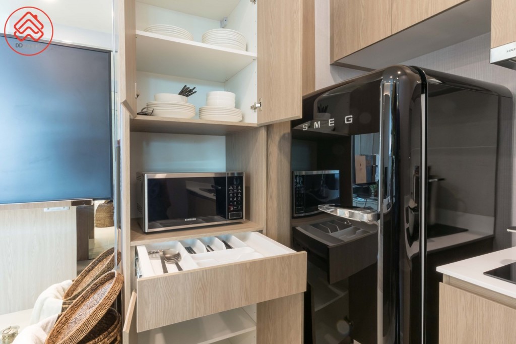 อีกด้านเป็นตู้ครัวบิลท์อินเก็บเครื่องครัว และมีช่องสำหรับวางเตาไมโครเวฟ