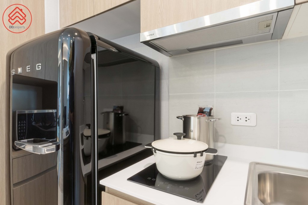 เตาไฟฟ้าพร้อมที่ดูดควันของ Hafele ตัว Back Splash ปูกระเบื้องขนาด 30x30 เซนติเมตร