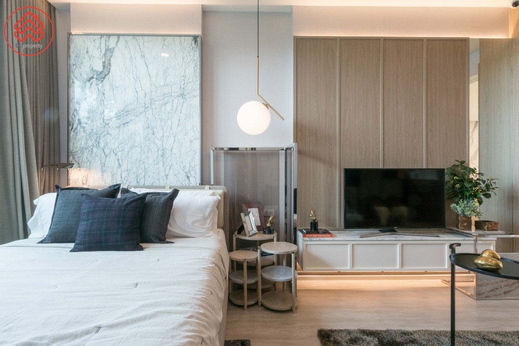 ห้องนั่งเล่นเชื่อมต่อกับห้องนอน มีพื้นที่ห่างประมาณ 70 เซนติเมตร วางโต๊ะหัวเตียงได้