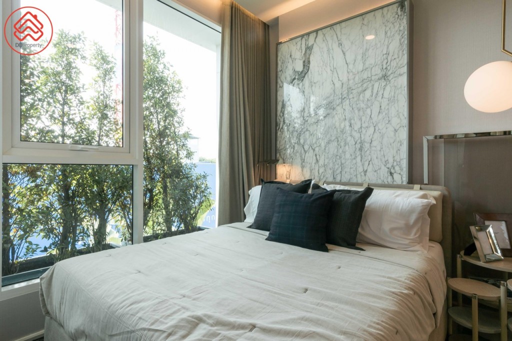 ห้องนอนขนาดใหญ่วางเตียงขนาด 5 ฟุต ได้สบาย ๆ เปิดรับวิวด้วยหน้าต่างกระจกบานกระทุ้ง และบานฟิกซ์ขนาดใหญ่ พร้อมผนังกระจกเข้ามุม มีผ้าม่านที่แถมมาให้กับห้อง ห่างจากข้างเตียงประมาณ 45 เซนติเมตร ปลายเตียงห่างจากผนังประมาณ 40 เซนติเมตร