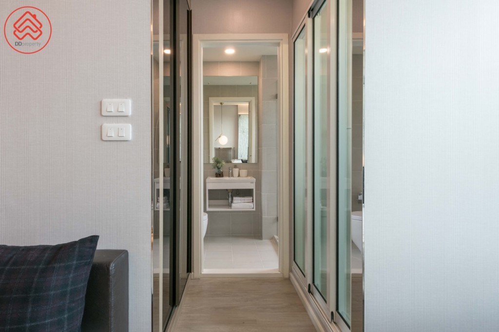 ทางเดินกว้างประมาณ 90 เซนติเมตร เชื่อมต่อกับห้องน้ำ ด้านข้างเป็นตู้เสื้อผ้าบิลท์อิน และระเบียง