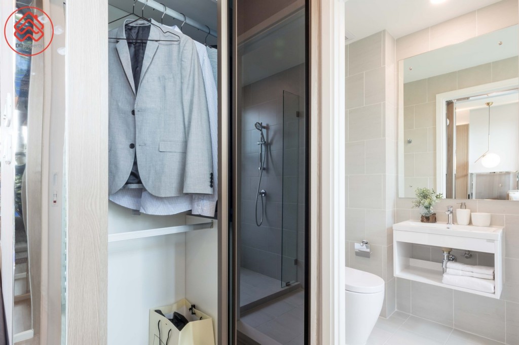 ตู้เสื้อผ้าบิลท์อินที่แถมมาให้กับห้อง บานตู้เป็นกระจกนิรภัย เพิ่มความปลอดภัย