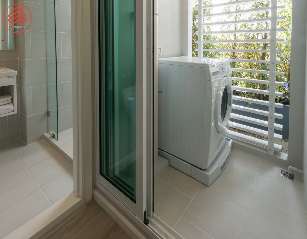 ระเบียงกว้างประมาณ 1.10 เมตร ยาวประมาณ 1.15 เมตร ออกแบบให้เป็น Private Balcony มีระแนงกั้นเพิ่มความสวยงามและเป็นระเบียบเมื่อมองจากภายนอก พื้นปูกระเบื้องขนาด 30x30 เซนติเมตร ด้านบนติดตั้งคอมเพรสเซอร์เครื่องปรับอากาศสูงจากพื้นประมาณ 2 เมตร