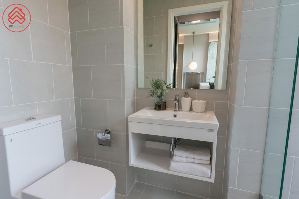 ห้องน้ำกว้างขวางมาพร้อมอุปกรณ์ครบครัน พื้นและผนังปูกระเบื้องขนาด 30x30 เซนติเมตร ขอบประตูยกสูงประมาณ 4 เซนติเมตร