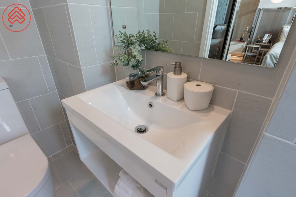 อ่างล้างหน้าของ Hafele ด้านล่างเป็นชั้นวางเครื่องใช้ในห้องน้ำ