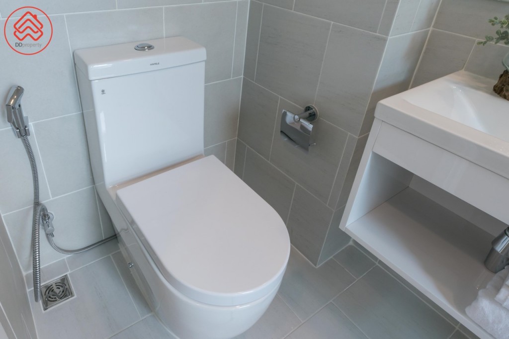 โถสุขภัณฑ์ของ Hafele พร้อมสายฉีดชำระ และที่ใส่กระดาษชำระ