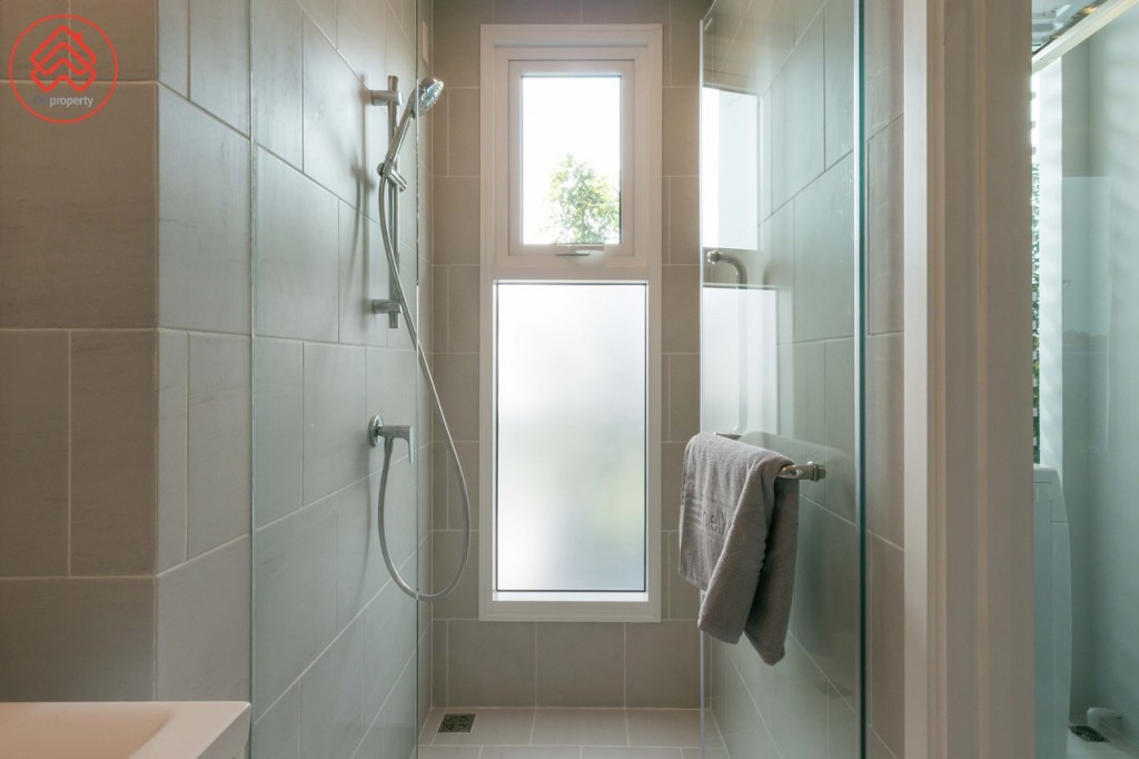 พื้นที่อาบน้ำกั้นเป็นสัดส่วนด้วยบานกระจกนิรภัย เพิ่มความปลอดภัย ขอบประตูยกสูงประมาณ 5 เซนติเมตร พื้นที่อาบน้ำกว้างประมาณ 95 เซนติเมตร ยาวประมาณ 1 เมตร