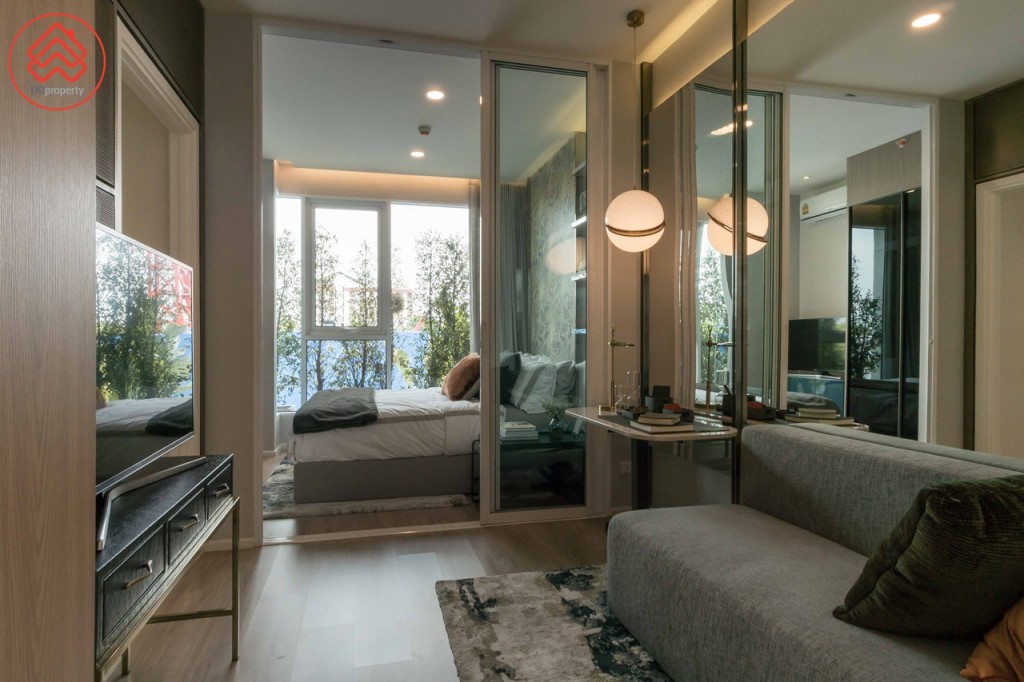 เข้ามาภายในห้องเป็นห้องนั่งเล่นกั้นเป็นสัดส่วนกับห้องนอน โปร่งโล่งด้วยเพดานสูงถึง 2.75 เมตร พื้นปูลามิเนตหนา 12 มิลลิเมตร