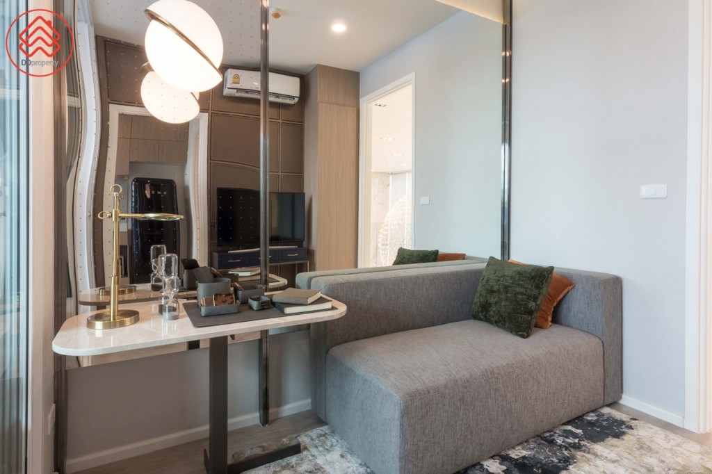 มุมโซฟา ด้านข้างมีพื้นที่วางโต๊ะได้อีก 1 ตัว กว้างประมาณ 1.10 เมตร ห่างจากชั้นวางโทรทัศน์ประมาณ 1.40 เมตร