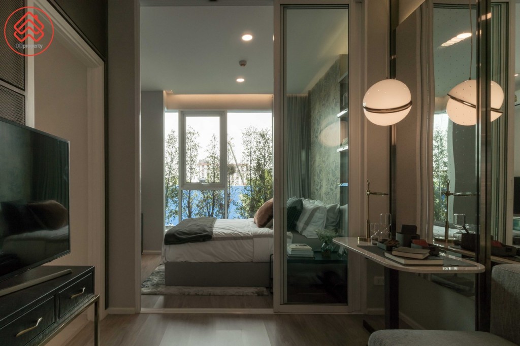 ห้องนอนกั้นเป็นสัดส่วนด้วยประตูกระจกบานเลื่อนแบบ 3 ตอน บานใหญ่สูงจรดเพดาน
